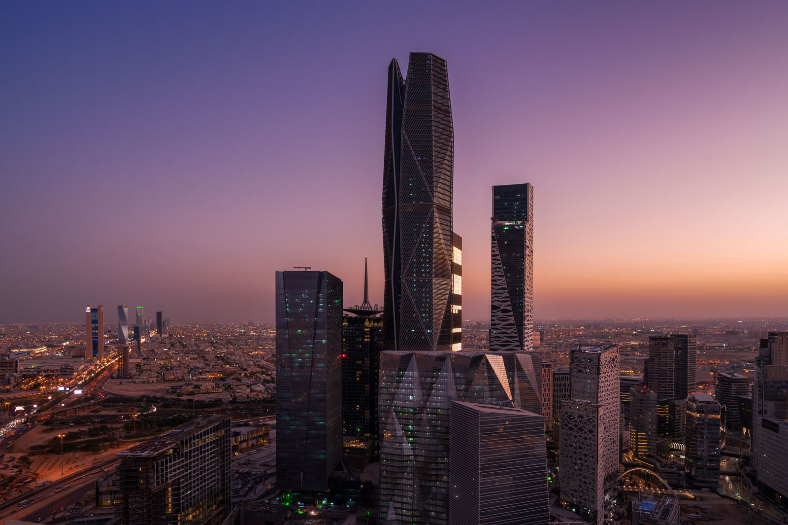 القضايا التجارية والمالية